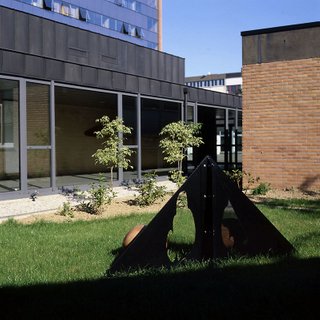 Bruno Dumont, 1997, École Centrale de Lille, sculpture réalisée pour le patio, acier, verre, contreplaqué de bouleau de Finlande, 120/120 cm