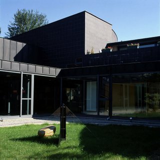 Bruno Dumont, 1997, École Centrale de Lille, sculpture réalisée pour le patio, acier, verre, contreplaqué de bouleau de Finlande, 120/120 cm