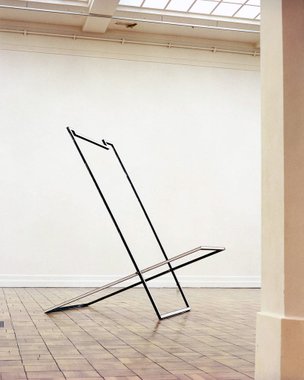 Fragile, 1998, Musée des Beaux-Arts de Tourcoing (Sans titre,1998, acier, polystyrène, 210/190/120 cm, Collection musée des Beaux-Arts de Tourcoing)