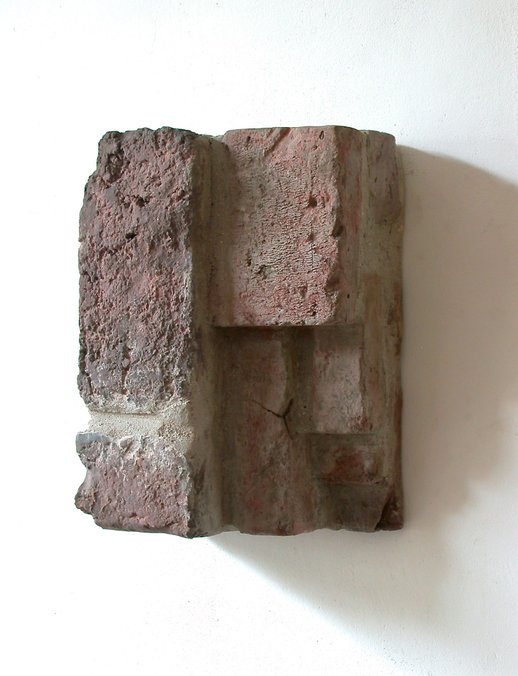   Sans titre, 2014    Briques et mortier    29,7/21/14 cm